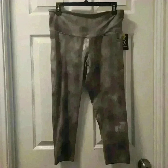 C9 by Champion Pants - Champion women's 20in Capri NWT yoga pants sz lg